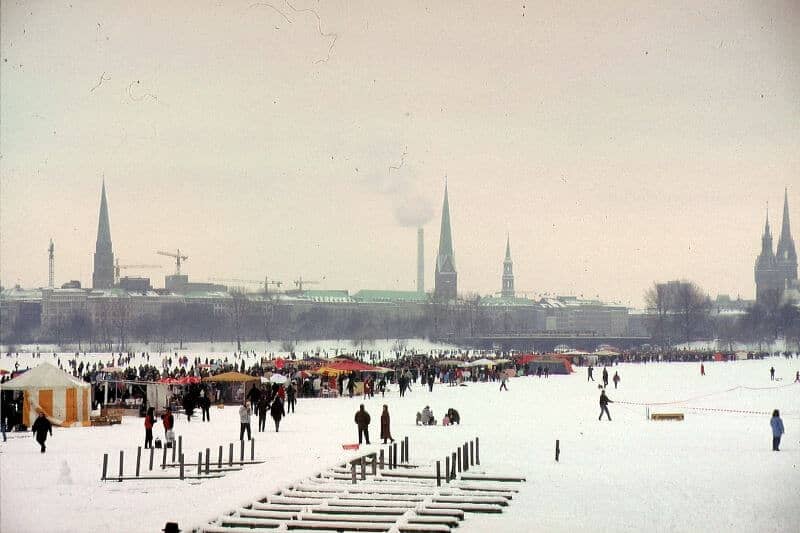 Alstersee Zugefroren in der Hansestadt winter (1)