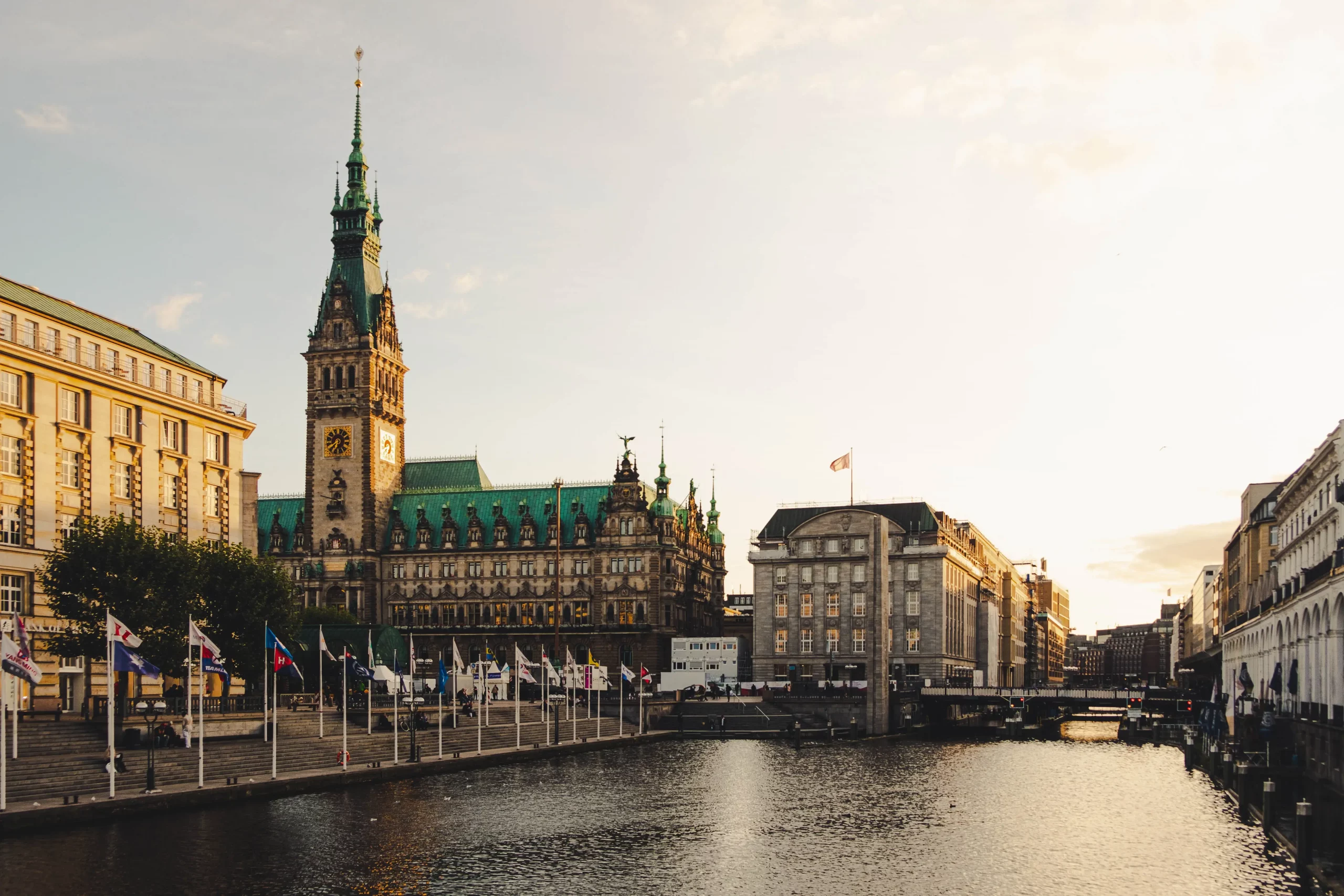 Jungfernstieg_Innenalster_Rathaus